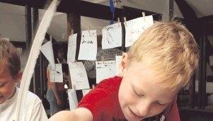 Erfahren, begreifen, erleben: Robin Neubauer f&uuml;hlt sich wie ein kleiner Dichter, schreibt zum ersten Mal mit einem Federkiel.Fotos: Dittmar Dirks