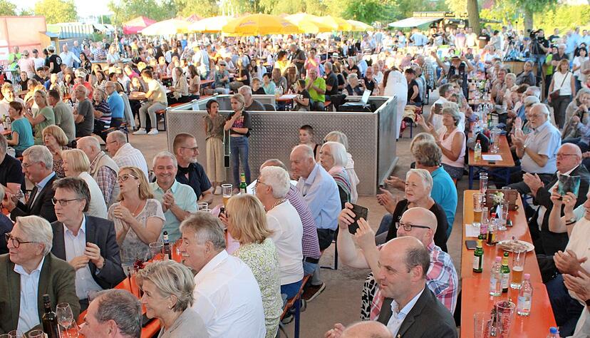 Proppevoll: Mehr als Tausend Besucher genossen im Sparkassenzelt und davor die abwechslungsreiche Show.