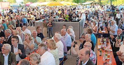 Proppevoll: Mehr als Tausend Besucher genossen im Sparkassenzelt und davor die abwechslungsreiche Show.