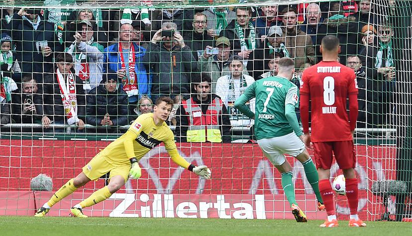 Bremens Marvin Ducksch (2.vl) verwandelt gegen Stuttgarts Torwart Alexander Nübel einen Elfmeter zum 1:0. Bremens Marvin Ducksch (2.vl) verwandelt gegen Stuttgarts Torwart Alexander Nübel einen Elfmeter zum 1:0.