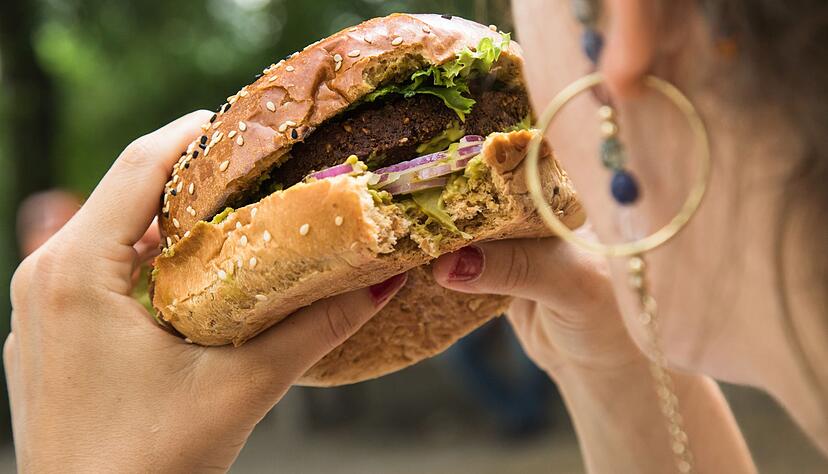 Burger statt Obst: 84 Prozent der Befragten sind der Ansicht, dass gesunde Lebensmittel an öffentlichen Plätzen schwerer zu finden sind als ungesunde Produkte. Burger statt Obst: 84 Prozent der Befragten sind der Ansicht, dass gesunde Lebensmittel an öffentlichen Plätzen schwerer zu finden sind als ungesunde Produkte.