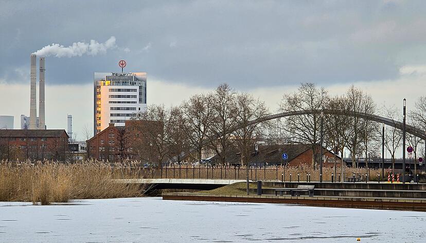 Im Neckarbogen Heilbronn sind Karlssee, Floßhafensee und der Wasserlauf der Wassertreppe zugefroren. Im Neckarbogen Heilbronn sind Karlssee, Floßhafensee und der Wasserlauf der Wassertreppe zugefroren.