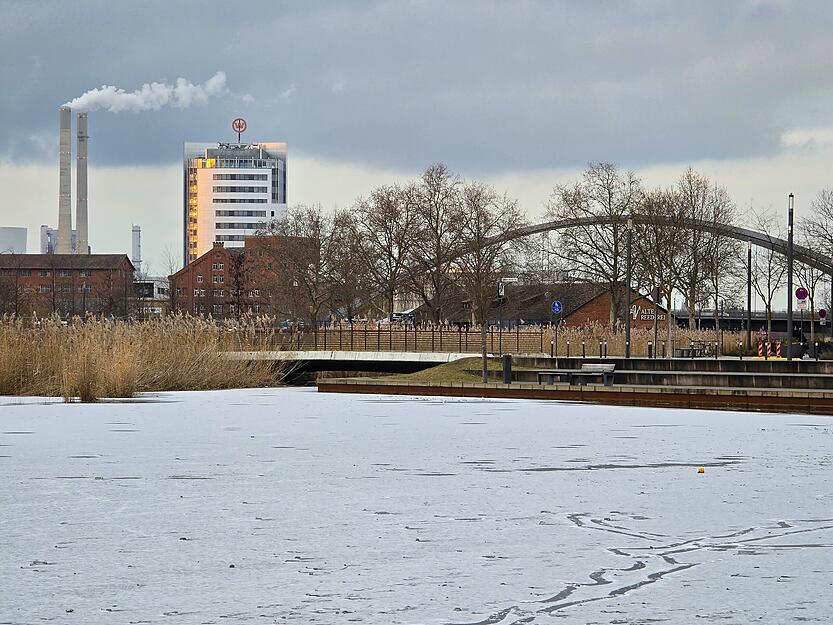 Im Neckarbogen Heilbronn sind Karlssee, Flo&szlig;hafensee und der Wasserlauf der Wassertreppe zugefroren.