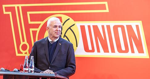 Union Berlins Präsident Dirk Zingler kritisiert den Zustand des deutschen Frauenfußballs. (Archivbild)