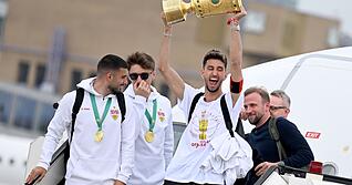 Atakan Karazor (Mitte) w&uuml;rde als Kapit&auml;n des VfB Stuttgart gerne auch im Mai 2026 eine Troph&auml;e in die H&ouml;he recken.