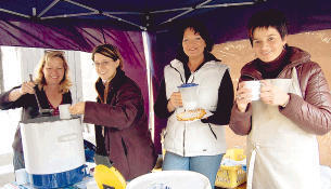 Gl&uuml;hwein und Waffeln verkaufen Elvira Schaible, Tanja Inchingolo, Susanne Eisele und Martina Defrenne (von links) vom kommunalen Kindergarten.
          Foto: Julia Spors