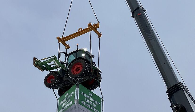 Mit einer ungewöhnlichen Aktion macht Landwirt Marko  Feeser auf die Probleme in der Landwirtschaft aufmerksam.