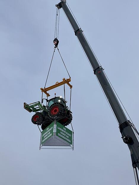 Traktor hängt an Kranseil: Außergewöhnliche Bauernprotest-Aktion in Fürfeld