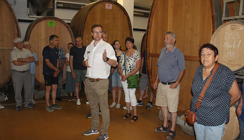 Viele Besucher nutzen am Sonntag die Chance,  bei einer F&uuml;hrung die Weinkellerei Hohenlohe kennenzulernen.