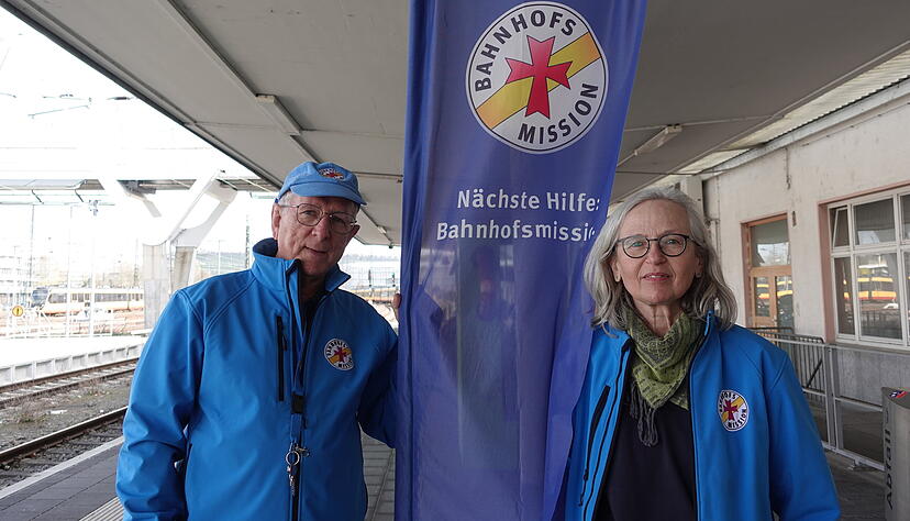 Reisebegleiter Siegfried Nolte aus Untereisesheim und Cordula St&ouml;lzel, Leiterin der Bahnhofsmission Heilbronn, w&uuml;rden sich &uuml;ber weitere Ehrenamtliche freuen.
