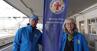Reisebegleiter Siegfried Nolte aus Untereisesheim und Cordula St&ouml;lzel, Leiterin der Bahnhofsmission Heilbronn, w&uuml;rden sich &uuml;ber weitere Ehrenamtliche freuen.