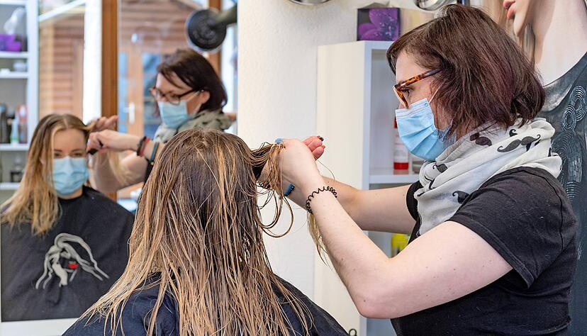 "Irgendwann waren die Haare nicht mehr zu bändigen", berichtet Saskia Ebel. Sie freut sich über den neuen Schnitt und frische Strähnchen von Friseurin Natascha Klier.