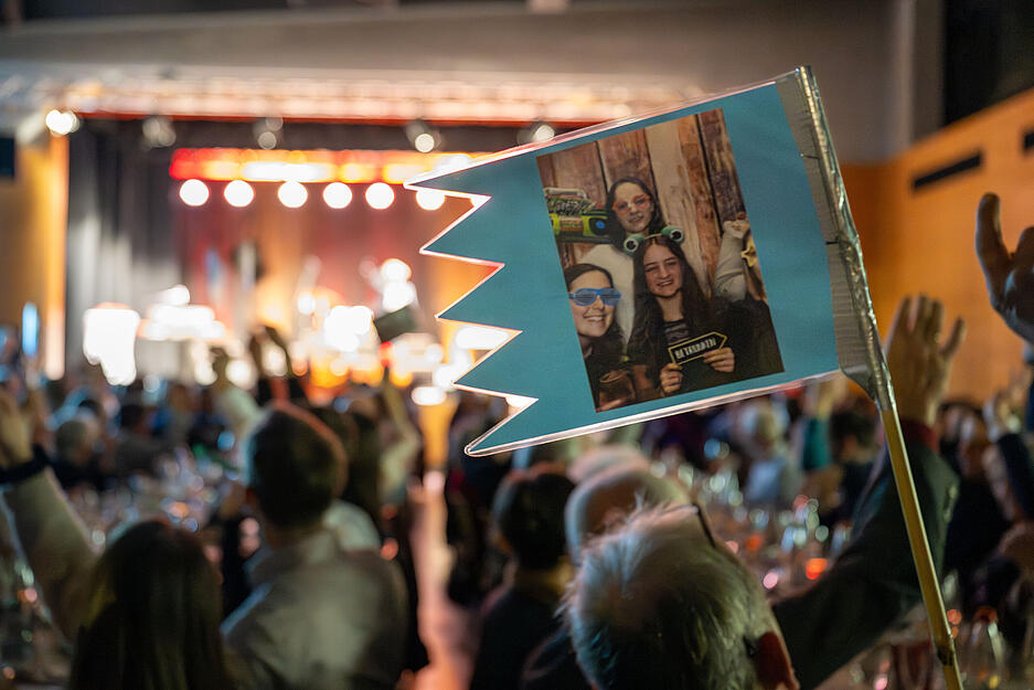 Publikum und Jury verfolgen gebannt die Kür der Weinkönigin und Weinprinzessinnen.