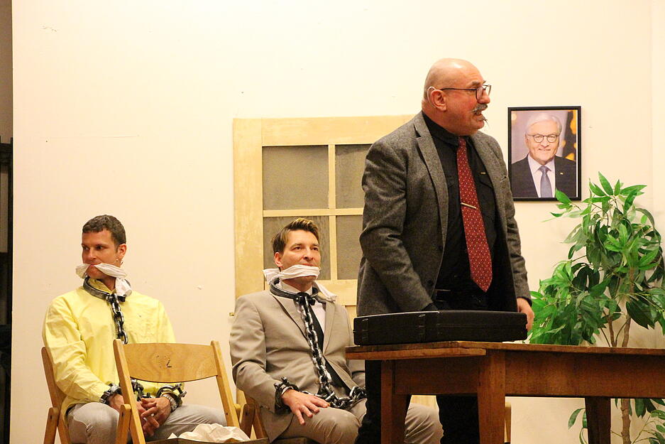 Die B&uuml;rgermeister von Forchtenberg, Niedernhall und Wei&szlig;bach feiern Premiere ihres dritten Theaterst&uuml;cks &bdquo;Hinter Gittern &ndash; Ab in den Frauenknast&ldquo;.