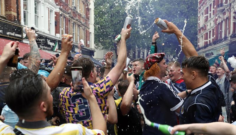 Schottische Fans feierten vor Beginn des EM-Spiels gegen England. Schottische Fans feierten vor Beginn des EM-Spiels gegen England.