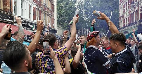 Schottische Fans feierten vor Beginn des EM-Spiels gegen England.