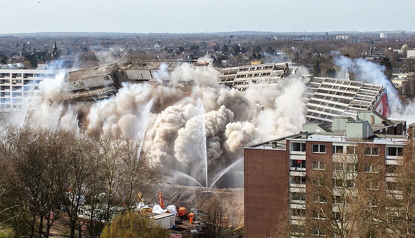 Gesprengt wurde wie schon 2019 nach der &laquo;Kipp-Kollaps-Faltung&raquo;. Dabei wird zeitversetzt zweimal gesprengt, so dass das Geb&auml;ude erst kippt und dann kollabiert. (Archivbild)