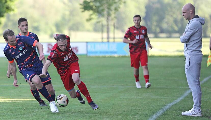 Die beiden A-Meister  Spfr Untergriesheim (A2), hier mit Trainer Tim Beckbissinger (rechts) und Joshua Baur (Dritter von rechts), und SGM Mulfingen/Hollenbach II (links: Fabian Beez) haben sich bereits im Pokal-Halbfinale 2025 beschnuppert - die Sportfrunde siegten 1:0 und wurden sp&auml;ter Pokalsieger.