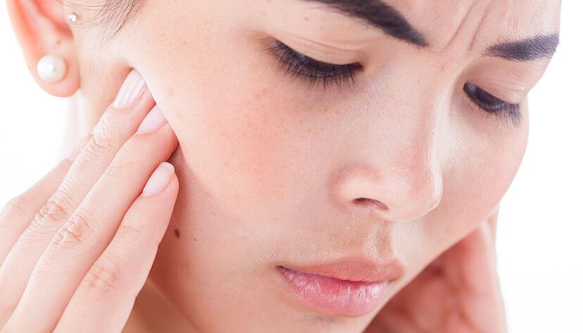 Druck im Oberkiefer: Treten bei einer Erkältung Zahnschmerzen auf, kann es sich um eine Nasennebenhöhlenentzündung handeln. Druck im Oberkiefer: Treten bei einer Erkältung Zahnschmerzen auf, kann es sich um eine Nasennebenhöhlenentzündung handeln.