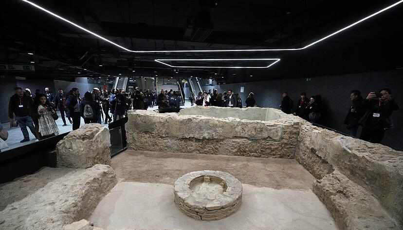 Das ganze Fundament eines ausgegrabenen Gebäudes ist an einer der Haltestellen ausgestellt. Das ganze Fundament eines ausgegrabenen Gebäudes ist an einer der Haltestellen ausgestellt.