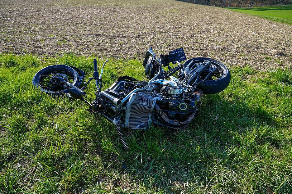 Der Fahrer ist schwer verletzt worden, sei aber laut Polizei nicht in Lebensgefahr.
