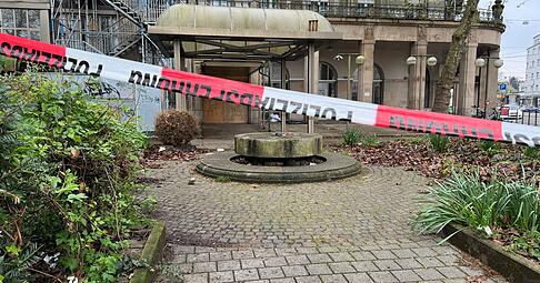 Eine Polizeiabsperrung ist vor einem leerstehenden Geb&auml;ude nahe dem Karlsruher Hauptbahnhof zu sehen. Nach dem Fund der Leiche eines Mannes geht die Polizei von einer Straftat aus.