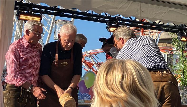 Heilbronns OB Harry Mergel und Innenminister Thomas Strobl beim Fassanstich.