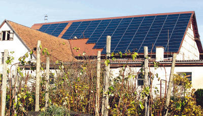 Große Photovoltaikanlagen auf Scheunendächern - wie hier in Obersöllbach - gehören in Hohenlohe seit einigen Jahren zum vertrauten Dorfbild. Für immer mehr Landwirte wird die Energiegewinnung zu einem wichtigen Erwerbszweig.
Foto: Peter Hohl Große Photovoltaikanlagen auf Scheunendächern - wie hier in Obersöllbach - gehören in Hohenlohe seit einigen Jahren zum vertrauten Dorfbild. Für immer mehr Landwirte wird die Energiegewinnung zu einem wichtigen Erwerbszweig.
Foto: Peter Hohl