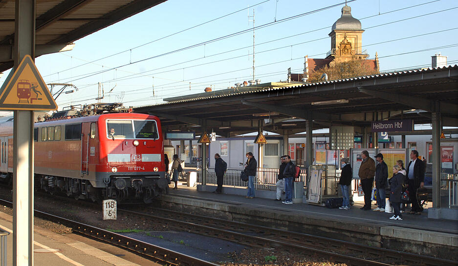 Warten auf die Einfahrt des Regionalexpress 2007 im Hauptbahnhof Heilbronn.