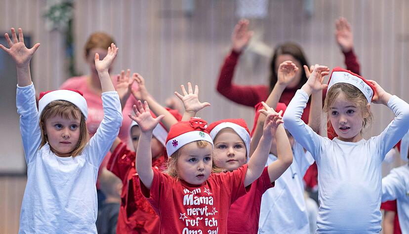 Die Eltern-Kind-Tanzgruppe um Übungsleiterin Manuela Eberle hatte einen weihnachtlichen Auftritt.