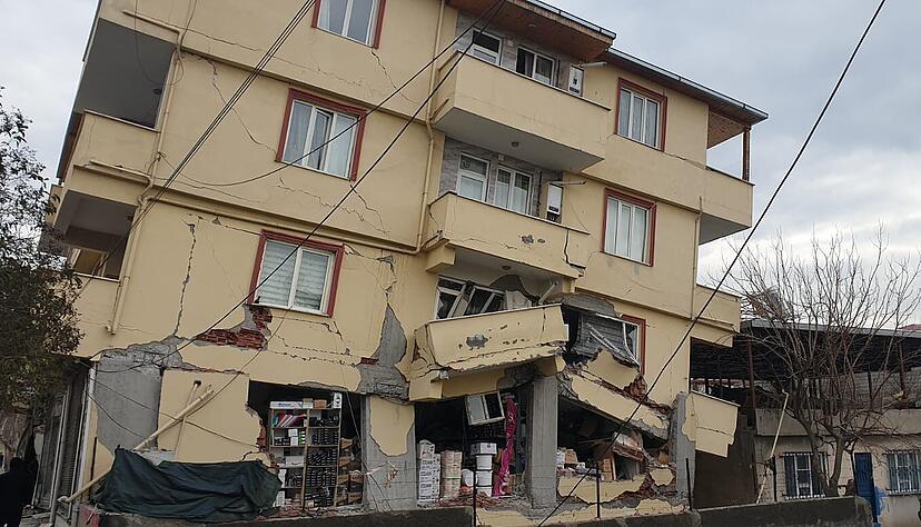 Hunderttausende Gebäude in der Türkei und in Syrien sind zerstört. Der Neckarsulmer Cuma Ulucay berichtet, dass die Lage von Ort zu Ort unterschiedlich sei. Hunderttausende Gebäude in der Türkei und in Syrien sind zerstört. Der Neckarsulmer Cuma Ulucay berichtet, dass die Lage von Ort zu Ort unterschiedlich sei.