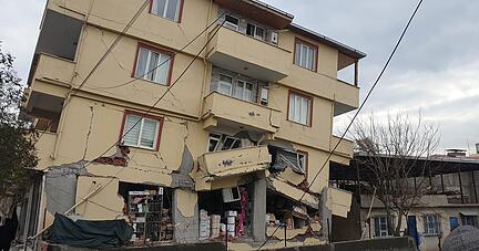 Hunderttausende Gebäude in der Türkei und in Syrien sind zerstört. Der Neckarsulmer Cuma Ulucay berichtet, dass die Lage von Ort zu Ort unterschiedlich sei. Hunderttausende Gebäude in der Türkei und in Syrien sind zerstört. Der Neckarsulmer Cuma Ulucay berichtet, dass die Lage von Ort zu Ort unterschiedlich sei.