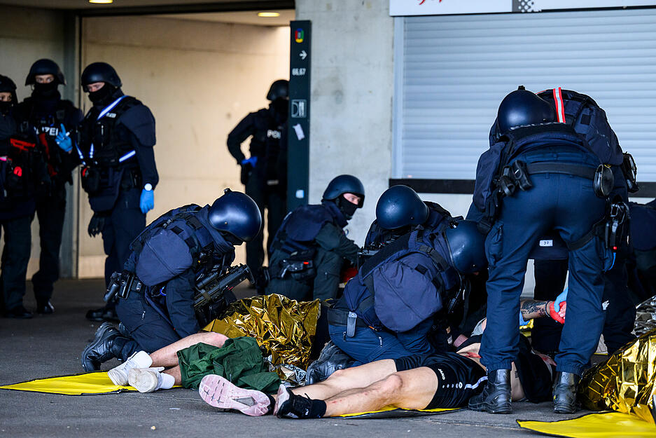 Die Polizei versorgt bei einer praktische Übung einer Einsatzlage zur Fußball-Europameisterschaft Personen an einer Sammelstelle.