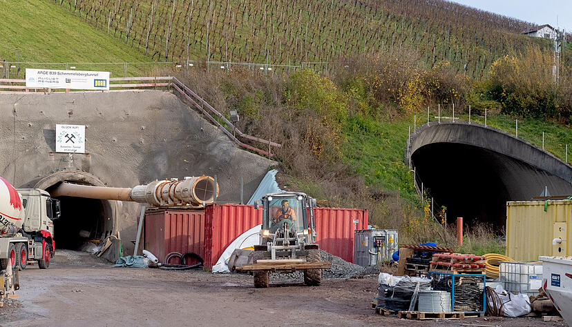 Etwa 25 Meter liegen zwischen Rettungsstollen und Straßentunnel.