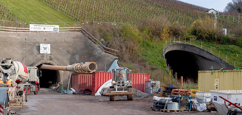 Etwa 25 Meter liegen zwischen Rettungsstollen und Straßentunnel.