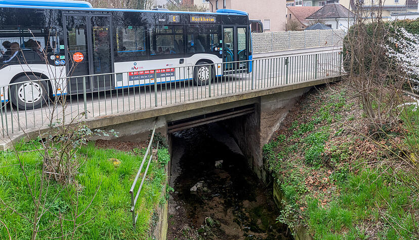 Die Deinenbachbr&uuml;cke in der Horkheimer Stra&szlig;e in Heilbronn-Sontheim muss abgerissen und neu gebaut werden.