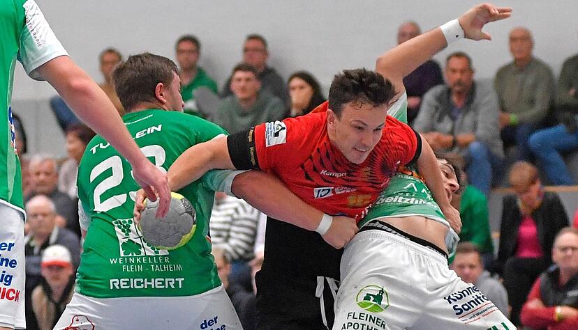 Kein Durchkommen: Die Fleiner Defensive um Felix Reichert (links) und Timon Ströbel (rechts) erlaubte der SG Schozach-Bottwartal um Rico Reichert keine einfachen Tore.