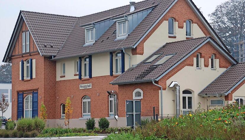 Von au&szlig;en originalgetreu saniert, innen modern mit viel Wei&szlig;: So pr&auml;sentiert sich der alte Bahnhof in Neuenstadt, in dem das "1907" bald er&ouml;ffnet.Foto: Langer