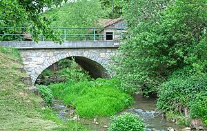 Die Pfade der Stille f&uuml;hren &uuml;ber Stock und Stein durch das mittlere Jagsttal. Neben der reizvollen Natur gibt es auch immer wieder imposante Steinbr&uuml;cken zu entdecken.
Fotos: Andreas Scholz