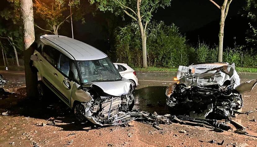 Ein 17-Jähriger soll mit einem Mercedes AMG (rechts) einen Unfall verursacht haben und danach geflüchtet sein. In England wurde er festgenommen.