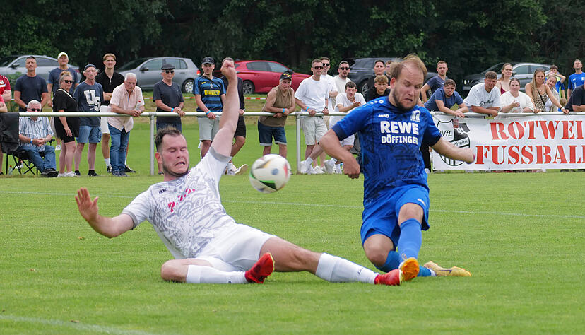 Pierre Sahin (rechts) erzielt das 4:1 der Neuensteiner, Tom Dieterich vom VfL Brackenheim kann nicht mehr retten.