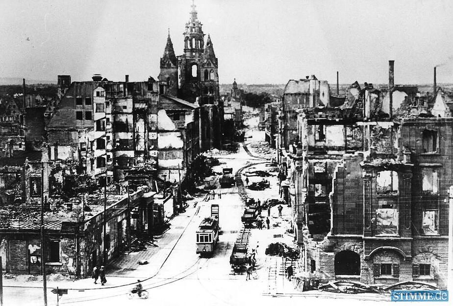 1945 f&auml;hrt die Stra&szlig;enbahn durch das zerst&ouml;rte Heilbronn.