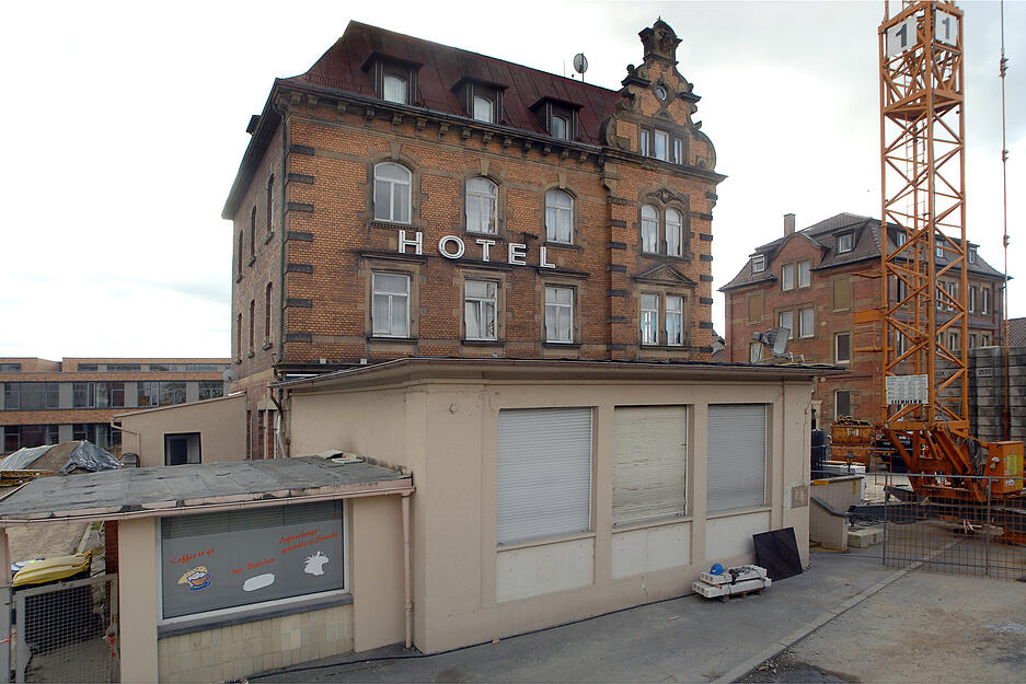 November 2010: Die Tage der Heilbronner Schlachthof-Gaststätte sind gezählt. Für rund fünf Millionen Euro baut die Akademie für Kommunikation die Schlachthof-Gaststätte um und errichtet einen ans Haus angrenzenden Neubau. November 2010: Die Tage der Heilbronner Schlachthof-Gaststätte sind gezählt. Für rund fünf Millionen Euro baut die Akademie für Kommunikation die Schlachthof-Gaststätte um und errichtet einen ans Haus angrenzenden Neubau.