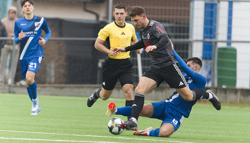 Silas Schnabel (vorne) und der VfB Eppingen haben zwar keine herausragende Hinrunde gespielt, sind aber dennoch mittendrin im Aufstiegsrennen.