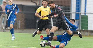 Silas Schnabel (vorne) und der VfB Eppingen haben zwar keine herausragende Hinrunde gespielt, sind aber dennoch mittendrin im Aufstiegsrennen.