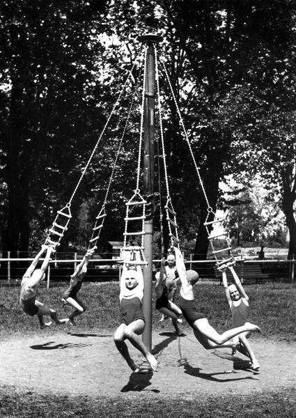 1953 - Es geht zu Ende mit den Freuden des Heilbronner Freibads, zumindest für diese Badesaison. Ein letztes Mal turnen die Kinder auf dem Spielplatz des Freibads in der Neckarhalde.