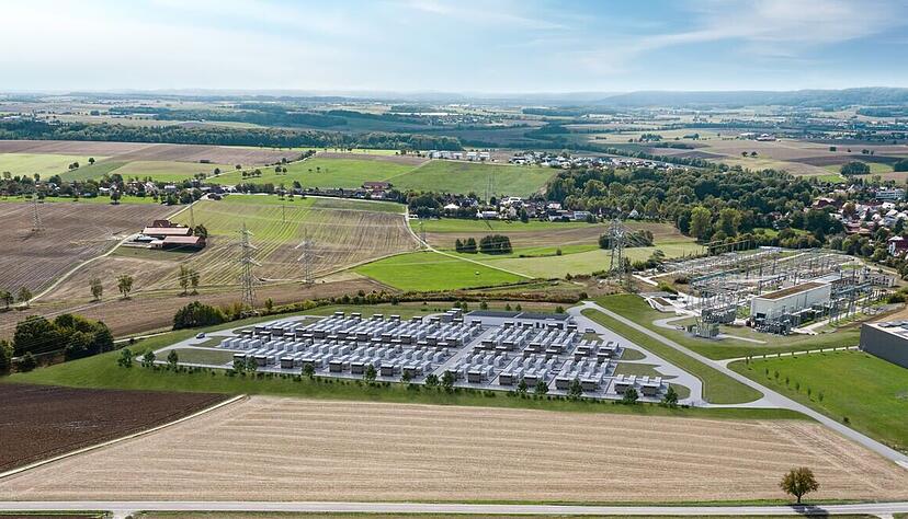 Der Netzbooster ist ein Batterie-Speicherkraftwerk. Strom produziert wird hier nicht – stattdessen speichert er in seinen Lithium-Ionen-Akkus Strom wenn zu viel im Netz ist, und gibt welchen ab, wenn die Kraftwerke weniger liefern als benötigt. Der Netzbooster ist ein Batterie-Speicherkraftwerk. Strom produziert wird hier nicht – stattdessen speichert er in seinen Lithium-Ionen-Akkus Strom wenn zu viel im Netz ist, und gibt welchen ab, wenn die Kraftwerke weniger liefern als benötigt.