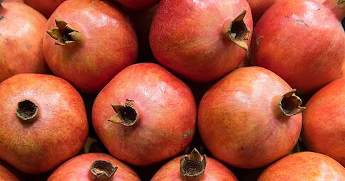 Eine raue, ledrige Schale und ein bereits deutlich trockener Blütenansatz weisen beim Granatapfel auf eine gute Reife hin.