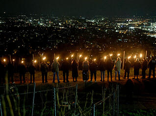 Erneut versammelten sich Teilnehmende zu einer rechten Fackelmahnwache auf dem Heilbronner Wartberg, während eine Gegendemo stattfand und die Polizei mit einem Großaufgebot im Einsatz war.