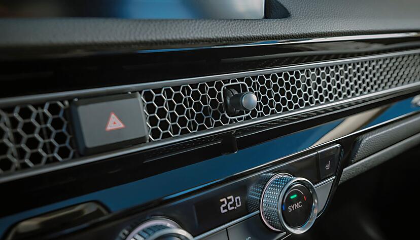 Ungewöhnlich ist das Lüftungskonzept des Honda Civic: Alle Ausströmer sind hinter einem Gitter versteckt. Ungewöhnlich ist das Lüftungskonzept des Honda Civic: Alle Ausströmer sind hinter einem Gitter versteckt.